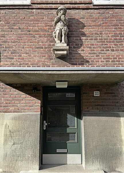 File:Skulptur "Ballspieler mit Hund" über Eingang Heerdter Sandberg 33, Düsseldorf-Oberkassel.jpg