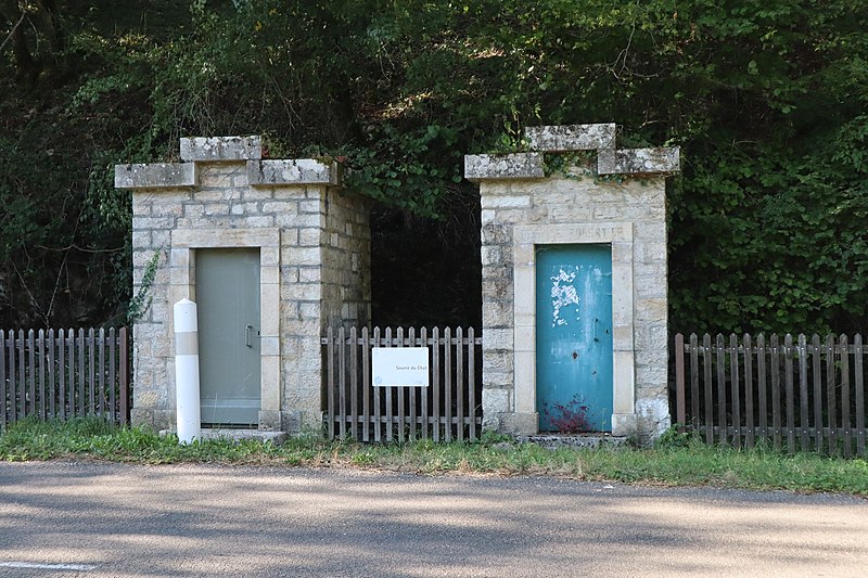 File:Source du Chat à Val-Suzon (Côte-d'or) 06.jpg