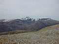 Blick vom Gipfel des Am Faochagach nach Westen zu den „Deargs“, in Bildmitte die breite Kuppe des Beinn Dearg, rechts der Cona’ Mheall