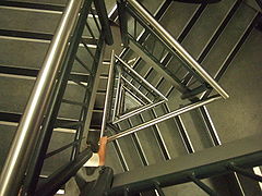 La escalera triangular que debe descenderse en caso de evacuación.