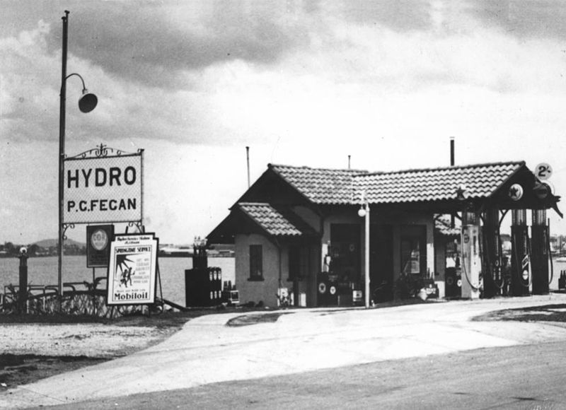 File:StateLibQld 1 126555 Hydro Service Station on River Road, Hamilton, ca. 1936.jpg