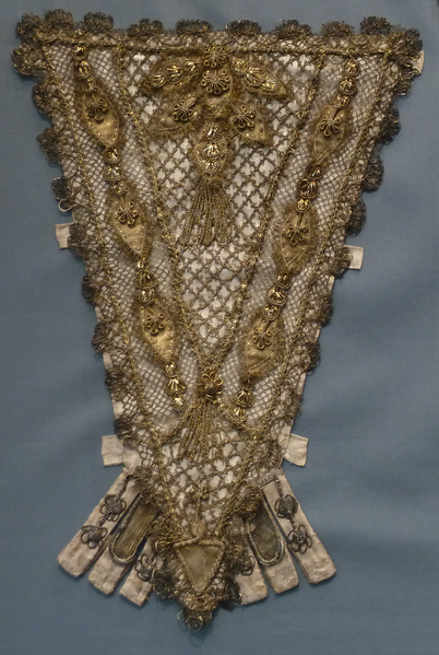 File:Stomacher with goldwork France.png