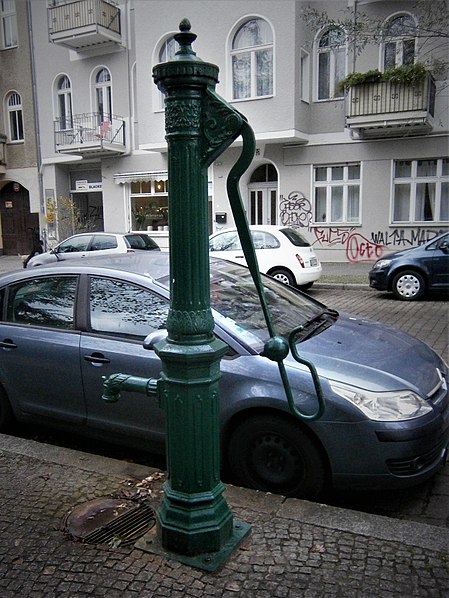 File:Straßenbrunnen4 PrBg Arnimplatz SeelowerStraße (2).jpg