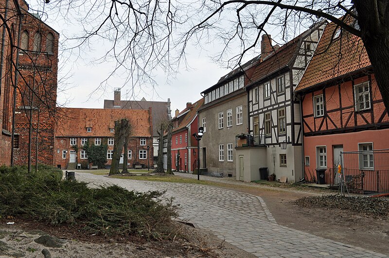 File:Stralsund, Auf dem Sankt Nikolaikirchhof, Badenstraße, Hof (2012-03-18), by Klugschnacker in Wikipedia.jpg