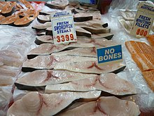 英語圏の鮮魚売り場に陳列されている Swordfish steaks（メカジキのステーキ）。