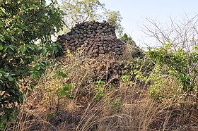 Üstteki taş höyüğün görünümü.