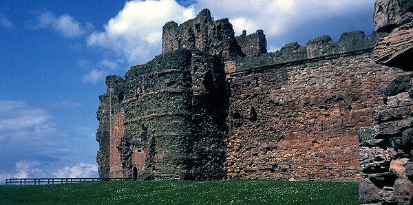 Curtain wall, with the gatehouse in the centre