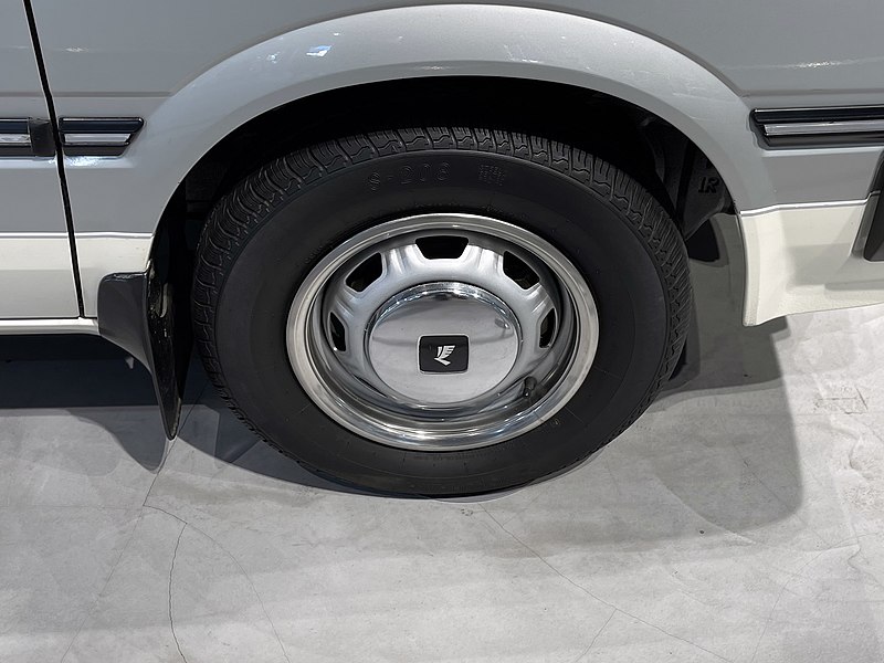 File:The tire wheel of Nissan PRAIRIE JW-G mid-year 1984.jpg