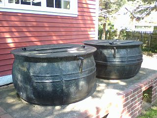 <span class="mw-page-title-main">Try pot</span> Large pot used to remove and render animal oil