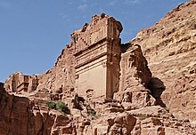 ein in den Felsen gehauenes Denkmal