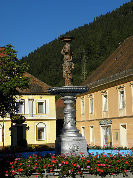 File:Unzmarkt-Frauenburg - Brunnen am Simon Hafnerplatz.jpg