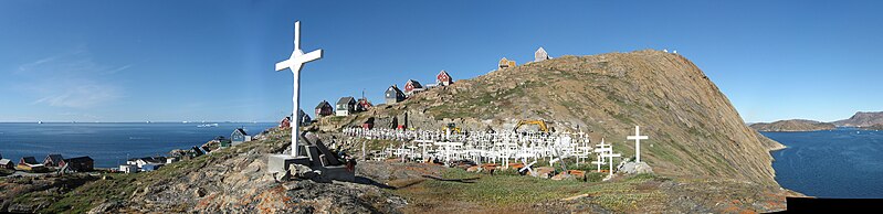 File:Upernavik cemetery 2007-08-06 and 2007-08-20 combined.jpg