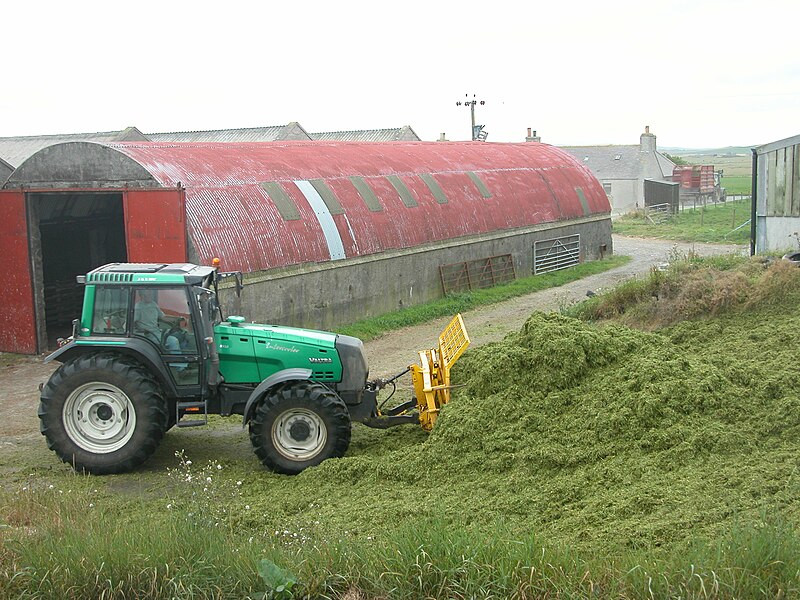 File:Valtra 8950 moving grass silage.jpg