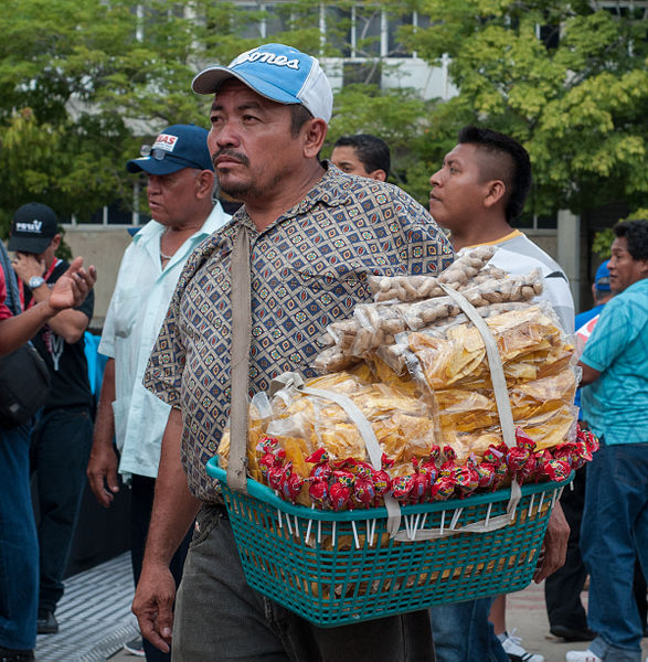 File:Vendedor ambulante o buhonero del centro de Maracaibo 2.jpg