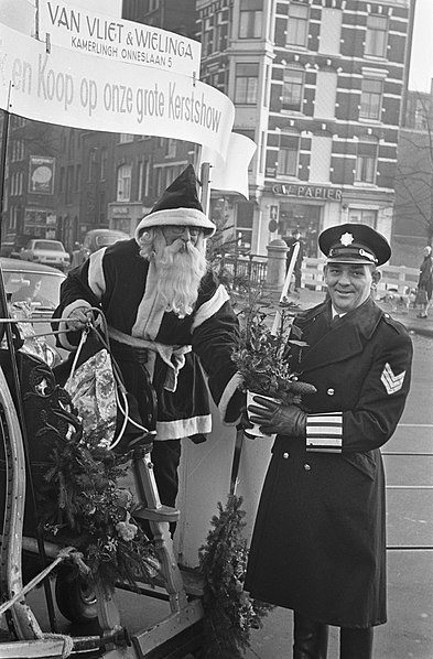 File:Verkeersagent krijgt kerststukje van de Kerstman, Bestanddeelnr 921-9563.jpg