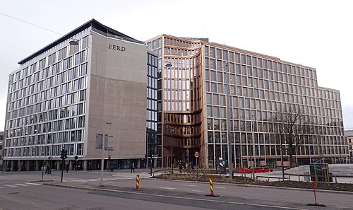 Kontor- og forretningskomplekset Via sett fra Løkkeveien på oversiden av Ruseløkkveien. Til venstre er Ferds bygg i Dronning Mauds gate 10. Foto: Jan-Tore Egge