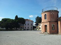 Piazza Zanon con la torre-colombaia dell'adiacente Villa Zanon