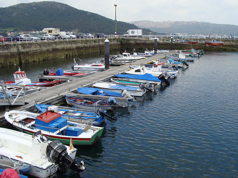 Archivo:Vista parcial del puerto de Muros en marea baja.JPG