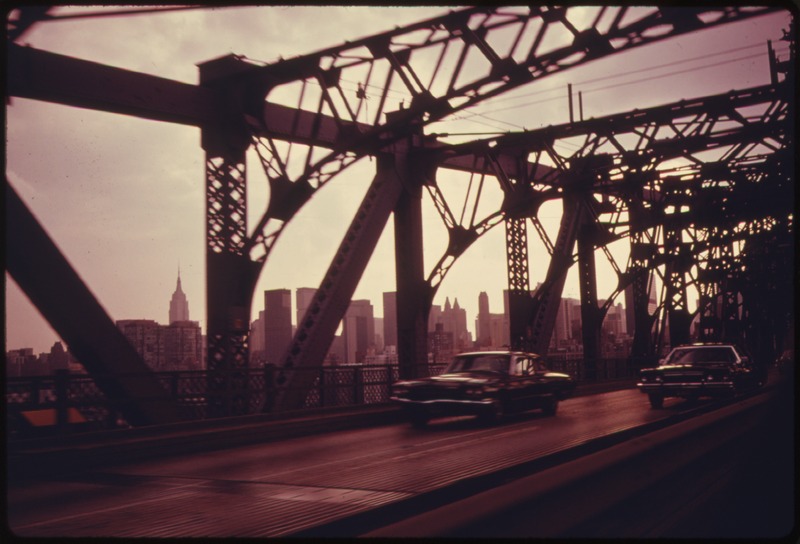 File:WILLIAMSBURG BRIDGE IN NEW YORK CITY FACING TOWARDS MANHATTAN. THIS IS ONE OF THE GREAT BRIDGES THAT CONNECT BROOKLYN... - NARA - 555933.tif