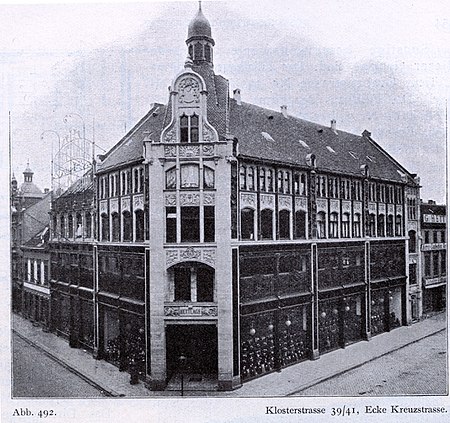 Warenhaus Hettlage an der Klosterstraße 39 – 41, Ecke Kreuzstraße 4 – 6 in Düsseldorf, erbaut vom Architekten Peter Paul Fuchs 1894 für die Firma G. Hettlage, umgebaut 1899 bis 1900 nach Plänen des Architekten Rottlender aus Köln