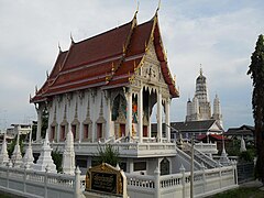 Wat Kaen Lek, im Hintergrund Prang des Wat Mahathat