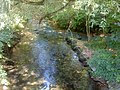 Zusammenfluss des Schwarzen Kochers (links) und des Weißen Kochers (rechts) in Unterkochen vor der Renaturierung