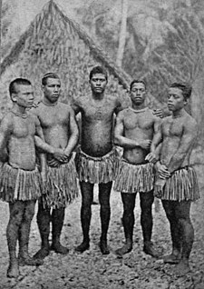 Young Nauruans in 1914 Young nauruan people.jpg