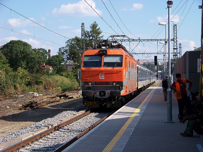 File:Zastávka Praha-Podbaba, 2014-09-07, vlak.jpg