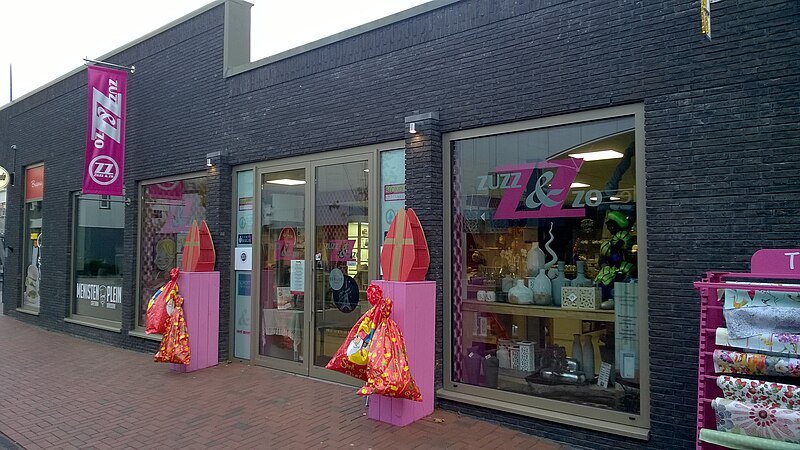 File:Zuzz & Zo, Stadskanaal (2018) 01.jpg