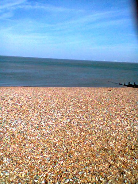 File:(23) Whitstable beach, 20 March 2014.jpg