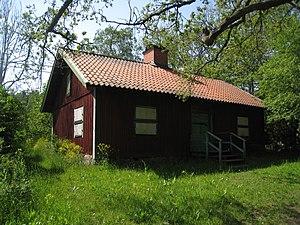Åkeshovs smedstuga från slutet av 1700-talet. Här bodde smeden vid Åkeshov. Det var hans tjänstebostad. Smeden arbetade i smedjan, som låg något närmare Åkeshovs allé, och den fanns kvar ännu på 1920-talet, men även den är idag riven.