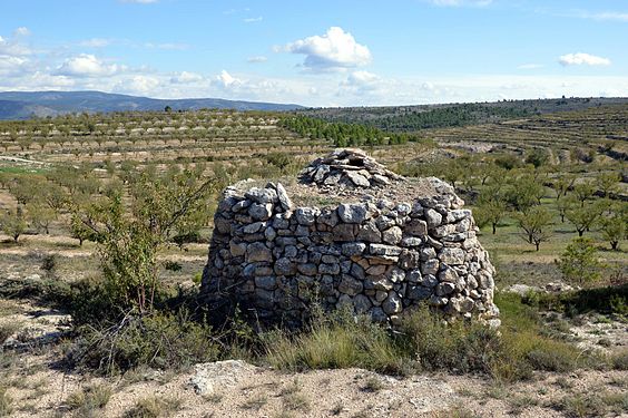 Vista posterior de una barraca de piedra en El Pinar, Ademuz (Valencia).