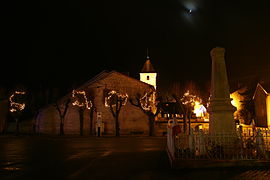 Longchamp-sur-Aujon : place de la Mairie et monument aux morts.