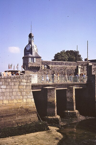 File:1977 - Concarneau tour horloge.jpg