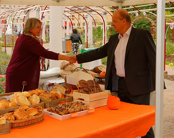 Christophe Grudler (conseiller départemental et député européen) saluant un des exposants.