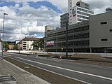 Stadtbahnbau in der Freiburger Waldkircher Straße, fertig gestellte westliche Fahrbahn mit Kaufland und Komturm