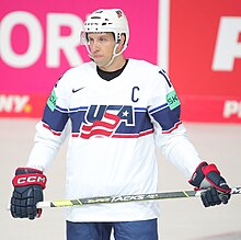 USA captain Nick Bonino at the 2023 IIHF World Championship. 2023-05-09 Deutschland gegen USA (Eishockey-Landerspiel) by Sandro Halank-072.jpg