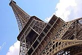 לתיירות תפקיד חשוב בכלכלת האיחוד האירופי. בתמונה: מגדל אייפל, אחד האתרים המתוירים ביותר באיחוד
