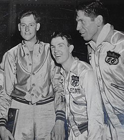 Роберт Грюниг (слева), Джимми Макнэтт (в центре) и Гордон Карпентер (справа) после завершения турнира AAU 1945 года, в котором «Филлипс 66» переиграла «Денвер Эмброуз» со счётом 47-46