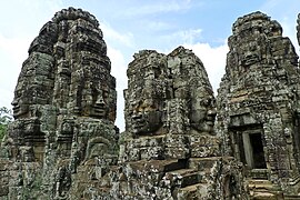 Caps colossals a Angkor Thom.