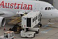 Deutsch: der angekommene Airbus A320-214 der Austrian OE-LBJ wird an seinem Andockplatz am Vienna Airport abgefertigt