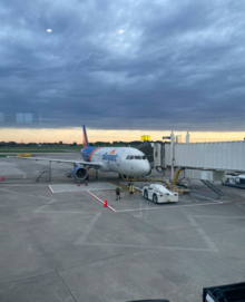 Airbus A320 in Gate 2 at Knoxville's McGhee Tyson Airport Allegiant Airbus A320.png