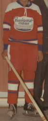 Chandail de l'équipe de hockey du pensionnat autochtone d'Amos.