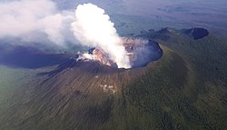 A légi felvétel a Mt. Nyiragongo magasodó vulkanikus csúcsára.jpg