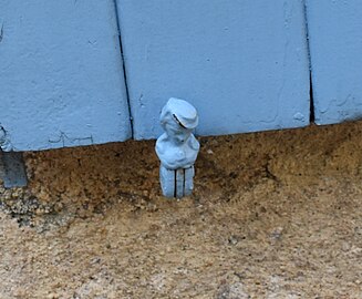 tête d'homme chapeau penchant à droite.