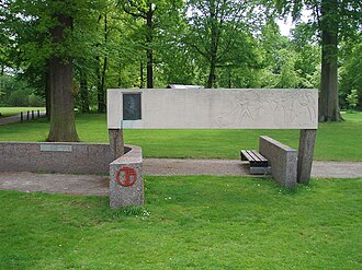 Arthur Verhoeven herdenkingsmonument aan kasteel van Schoten.jpg