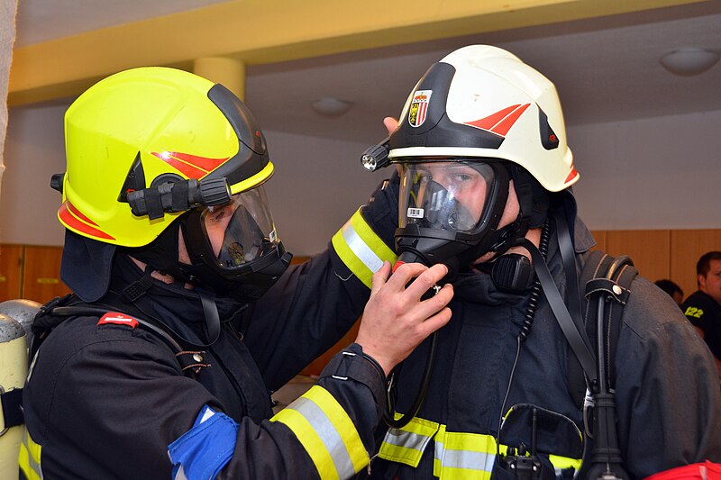 File:Atemschutzleistungsprüfung in Bad Leonfelden 11.11.2017 (38281017556).jpg