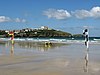 Atlantic Hotel, Newquay ve Tolcarne Beach'ten burun.jpg