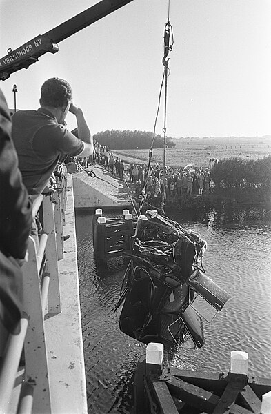 File:Auto te water op snelweg Amsterdam naar Den Haag, Bestanddeelnr 923-8651.jpg