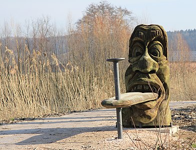 Необычная деревянная скамья в Лажне-Белоград (Чехия)